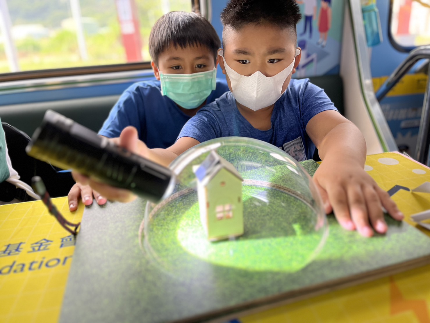 恒峰G22參與基礎科學主題車廂，以STEAM教學精神，設計「逐日科學家」、「太陽能工程師」以及「淨零建築師」三大能源科普課程和實驗